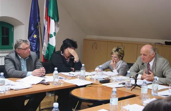 Med županoma - bivšim Jurijem Kavčičem (levo) in Miranom Cigličem (desno)  - se je ob proračunu iskrilo, sodelavki uprave pa sta se držali za glavi 