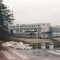 Vodovodna pot (na fotografiji levo) bi po prvotnih načrtih že morala postati cesta, ki naj bi  vsaj delno razbremenila krožišče pod Vetriščem. A niti dovoljenja za gradnjo še ni.