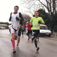 Vodeča skupinica je tekla zelo hitro. Levo Peter Harnold, desno Aljoša Smolnikar.