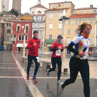 Saša Lampe (v sredini) na Tartinijevem trgu, kjer so tekači obrnili nazaj proti Portorožu