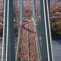 Desettisoči maratoncev na enem od newyorških mostov