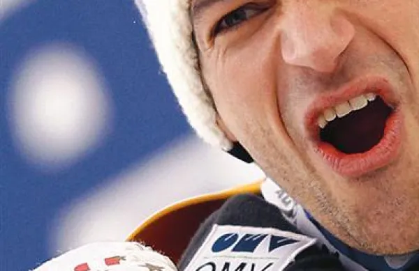 Andreas Kofler je skočil 127,5 in 131,5 metra ter tako zmagal na tretji tekmi novoletne skakalne turneje v avstrijskem Innsbrucku 