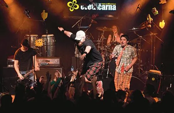 Slovenska ska punk skupina Elvis Jackson je v Londonu prejela  naziv skupina leta 2011 in bila razglašena za najboljši rock bend leta 2011.