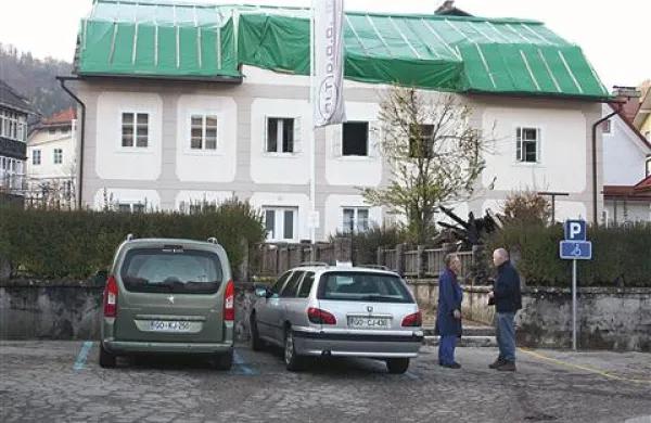 Občinske svetnike skrbi, da bi se zaradi OPPN pretirano podražila obnova pogorele stavbe -  starega farovža, na starem trgu