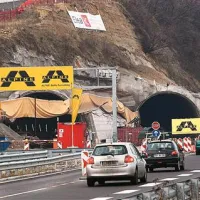 Med božično-novoletnimi prazniki, 29. decembra:   rez(k)alnega stroja ni  videti, predorske cevi ne  prezračujejo   