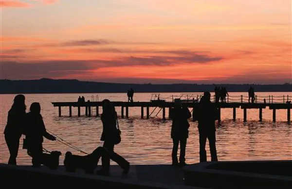 Sprehod po portoroški plaži pred prvim sončnim zahodom v letu 2012 