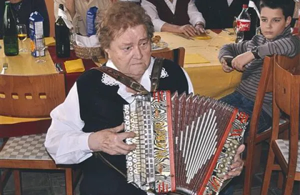 Slavljenka je zaigrala na harmoniko