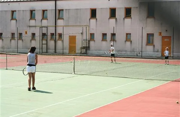 Športni park še nima igrišča za mali nogomet. Po eni od različic naj bi ga dobil na mestu betonskih teniških igrišč