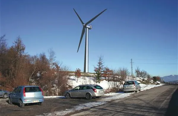 Vertna elektrarna (na fotomontaži je približna oblika) bo stala na zemljišču tik ob izhodišču planinske poti za  Nanos 
