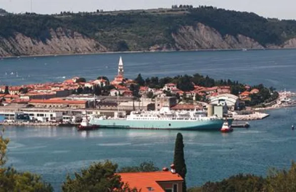 Izola bo morala zamenjati razglednice vedute