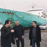 Christos Atasev, Tomaž Jeločnik in Muhammet Akcay na enem od zadnjih ogledov trajekta Marinos D, ki je v sedmih letih že postal del izolske vedute 