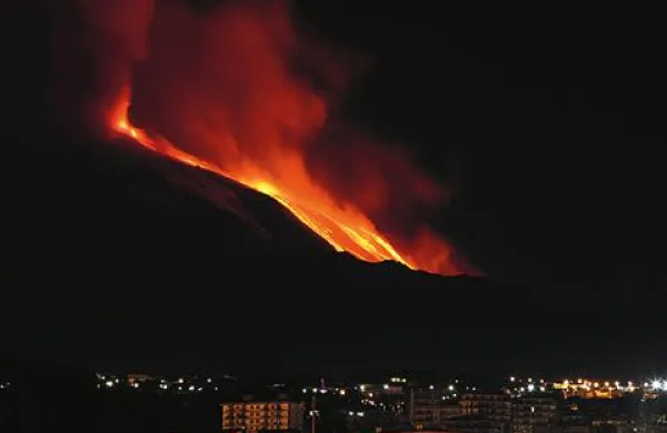 Najvišji dejaven ognjenik v Evropi, Etna na Siciliji, je v sredo zvečer znova oživel