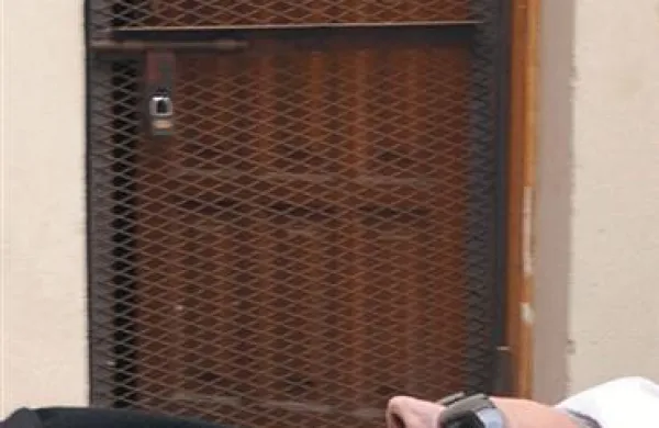 Ležečega Mubaraka so pripeljali na sodišče