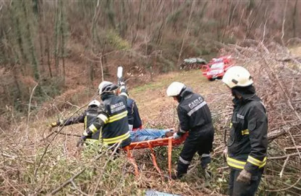 Pobočje je bilo strmo, mokro, spolzko in kraj nesreče je bil za  reševalna vozila nedostopen. Gasilci so zato reševalno opremo pripeljali kar s traktorjem. 