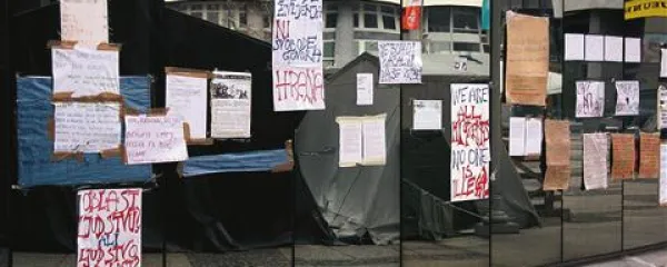 Oblast ljudstvu ali ljudstvo ob last?