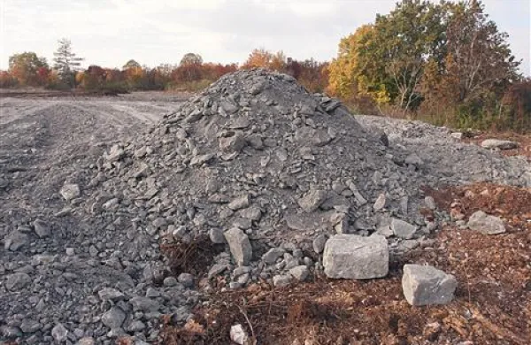 Taki kupi gradbenih odpadkov so se v začetku novembra s soglasjem lastnika znašli na zemljišču domačina iz Coljave 