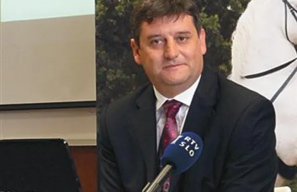  Direktorja Kobilarne Lipica Tomija Rumpfa obtožujejo mobinga, svet Kobilarne pa trdno stoji za njim 