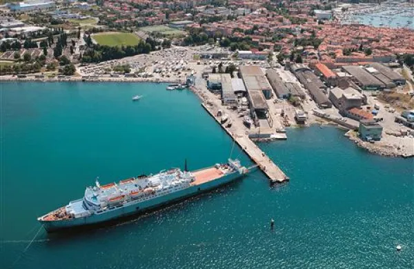 Severno obalo Izole naj bi uredili z  urbano prenovo  in  300 milijoni. A neurejeni  ostajata  tudi najmanj dve zahodni  območji,  Argolina in trikotnik pri Delfinu.      