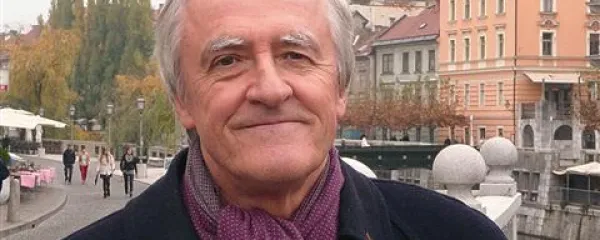 “Če dementnemu človeku zapojemo pesem, ki jo je v otroštvu znal na pamet, se pomladi. Zanimivo pa učinka ni, če jim predvajamo posneto pesem. Zapeti jo mora človek.” David L. Brierley, waldorfski pedagog 