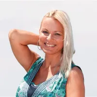 “Čudim se, da ste Slovenci tako, ne bom rekla upogljivi, ampak prilagodljivi. Skozi toliko sprememb ste že šli, pa nikoli večjega upora.” Lucienne Lončina, pianistka in pevka 
