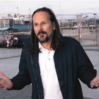 “Dovolj je pogledati hotel Kempinski, hotel s petimi zvezdicami: pot do plaže mu seka štiripasovnica, z glavno fasado pa gleda na bazar, sam mu pravim kar ciganski tabor. To ni dostojno kraja.”  Zlatko Maglica, turistični vodnik 