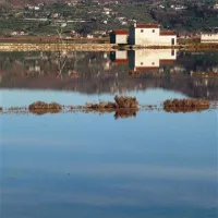 Tako je bil videti muzejski del solin ob najinem zimskem obisku. Deževnica je prekrila celo nasipe med kavedini, kaj šele bazene. Žalostnega vtisa ne reši niti oskubljena muzejska vetrnica. 