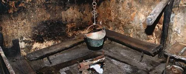 Ko so kurišča preselili v vežo, je nastala črna kuhinja. Osrednji prostor je s tem izgubil glavni vir svetlobe