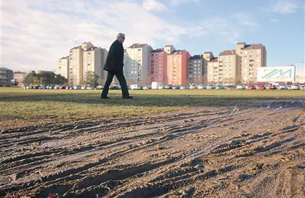  Priljubljena pot čez travnik je že tako razorana, da brez blatnih čevljev ne gre. Odvetnik Kerčmar: “Če v nekaj mesecih ne bo rešitve, lahko lastniki posadijo tudi koruzo ali krompir ...”