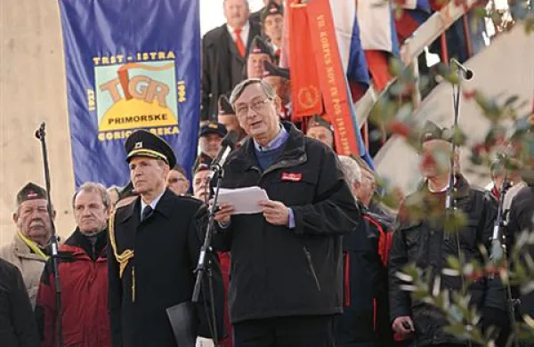 Predsednik Danilo Türk je v Dražgošah v imenu ključnih reform pozval k enotnosti