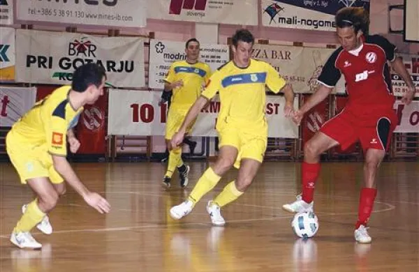 V krogu samih derbijev sta se tekmeca v posoškem el clasicu razšla z remijem. Na fotografiji sta desno Gaj Rosič (v rdečem) in Borut Ručna, ki je v zadnji minuti tekme Puntarju prinesel točko. 