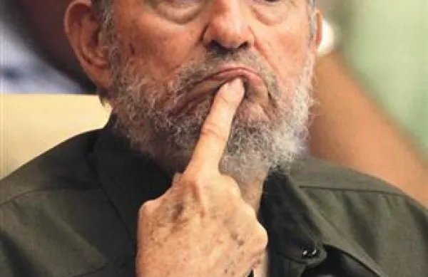 Nekdanji kubanski voditelj Fidel Castro je v danes objavljenem prispevku predlagal, da naj v ZDA za naslednika Baracka Obame izvolijo robota