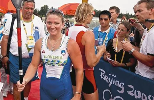 Špela Ponomarenko Janić je  v Pekingu na polkilometrski progi zasedla odlično šesto mesto, s tem pa njene olimpijske ambicije ne na tej ne na novi, 200-metrski progi še niso izčrpane. Zimske priprave na London so tako temeljite in uspešne, kot niso bile še nikoli ob tem času. 