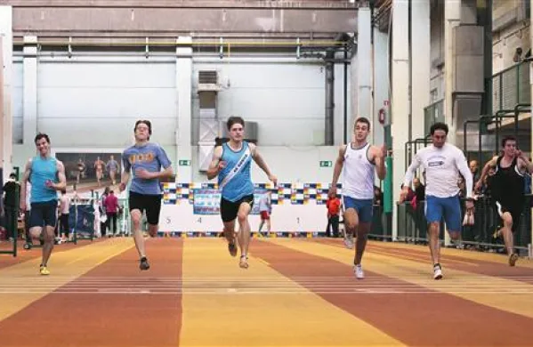 V teku na 60 metrov je slavil domači sprinter Aleš Peloz (tretji z leve v modrem dresu)