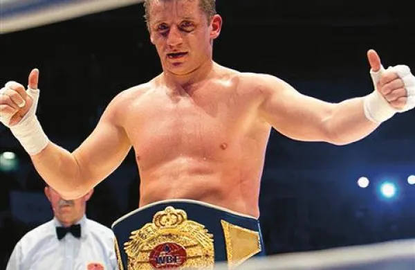 Denis Simčič je še tretjič ubranil naslov boksarskega prvaka po različici WBF 