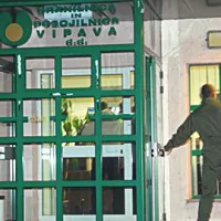 Ajdovski župan Marjan Poljšak pojasnjuje, da je, ko je na tiskovni konferenci sredi decembra  Hranilnico in posojilnico Vipava “neprevidno poimenoval za zadnjo in še edino primorsko banko”, s tem mislil na Primorsko v Republiki Sloveniji. 