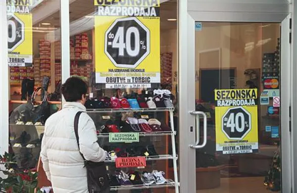 Večina trgovcev bo izdelke ponujala po od 30 do 50 odstotkov nižjih cenah