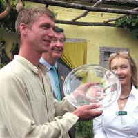 Borut Benedejčič je za kraški vrt na  Hampton Court Palace Flower Show prejel ne samo zlato medaljo in najvišjo oceno med malimi vrtovi, temveč tudi povabilo za udeležbo na prestižno razstavo Chelsea Flower Show.