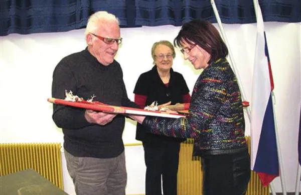   Lidija Kleindienst (desno) se je zahvalila za dolgoletno delo Jelku Kašci in Mariji Čuk