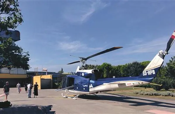 Policijski helikopter večkrat pristane tudi na ploščadi pred izolsko bolnišnico
