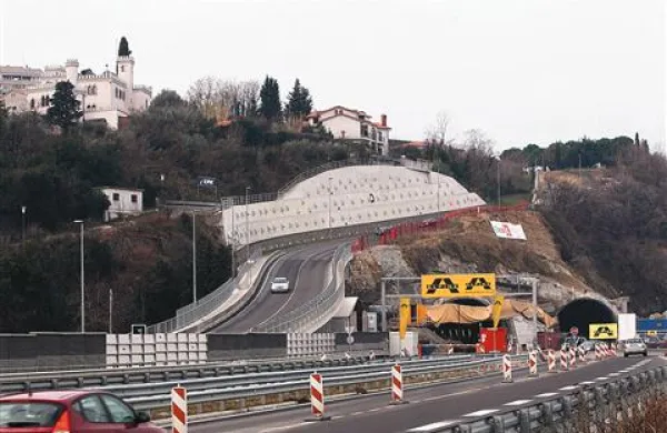 Se predor Markovec približuje ali oddaljuje? Naj bo eno ali drugo, oranžno cev, po kateri v predorsko cev dovajajo zrak, so včeraj po prazničnem premoru spet napolnili.    