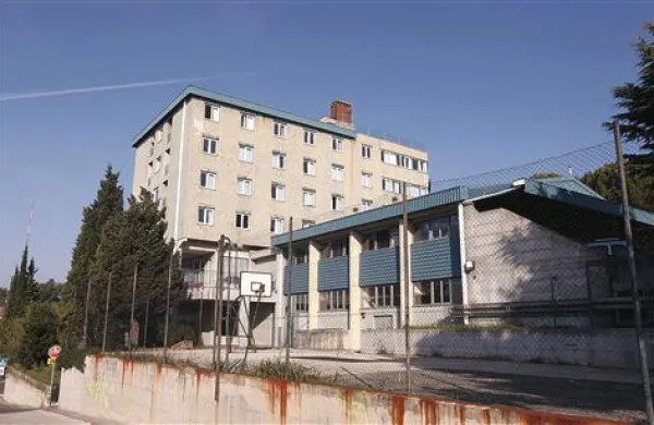 Emuni ima prostore v dijaškem domu v Portorožu, medtem ko po besedah Iva Vajgla takšne ustanove drugje v Sredozemlju delujejo v veliko veliko uglednejših stavbah