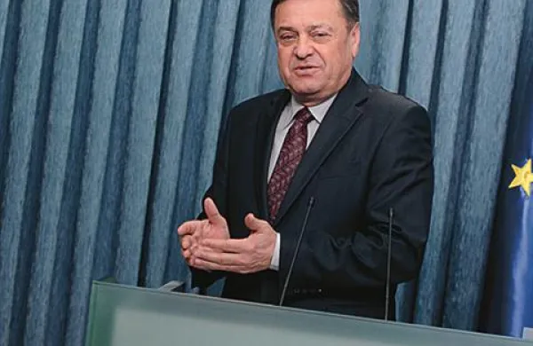 Kandidat za mandatarja Zoran Janković naj bi predsedniku Desus Karlu Erjavcu namignil, da ima tudi 45. in 46. glas, ki bi prinesla njegovo izvolitev