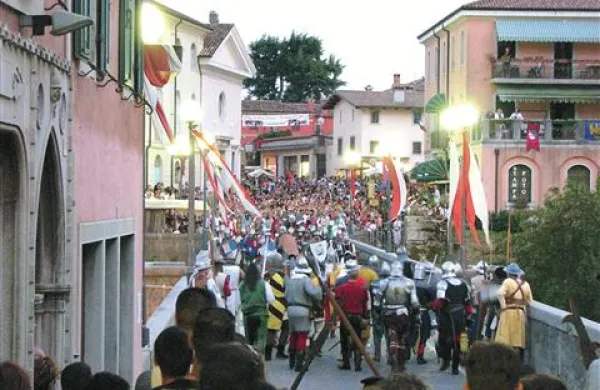  Občina Čedad je v teh dneh po koncu daljšega in zapletenega postopka izdala prvo dvojezično italijansko-slovensko osebno izkaznico občanu, ki jo je zahteval že sredi lanskega leta