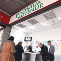 Več loterijskih lističev kot običajno so včeraj vplačali tudi na prodajnem mestu  v koprskem  Mercatorjevem centru