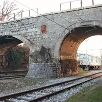 Most, ki ga nameravajo podreti, ima dva loka: levega, ki ga ocenjujejo kot dragocen kamnoseški izdelek, in desnega, ki so ga zgradili v času Italije, da so razširili progo. Brate predlaga, da bi mu na levi dodali še en lok.