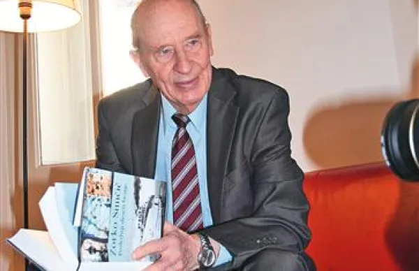  “So miti, ki smo si jih izmislili, in so miti, ki jih je nekoč nekdo kot neusahljivo drevo zasadil med zakone zgodovine,” pravi Simčič.