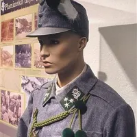 Rekonstrukcija podčastnika mitralješkega oddelka gorskih enot v sivo-modri planinski uniformi  