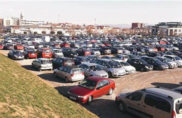 Kdo bo koga prehitel pri parkiranju ali zaparkiral? Na gramoznem parkirišču za tržnico vlada nered, ker nekateri vozniki parkirajo “po domače”.  