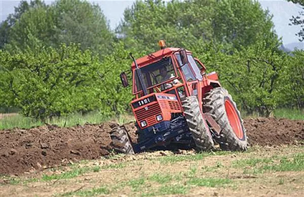 Traktor je pod seboj stisnil 66-letnika. Fotografija je simbolična