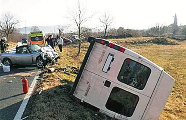 Pri Povirju je voznik fiat barchette trčil v kombi
